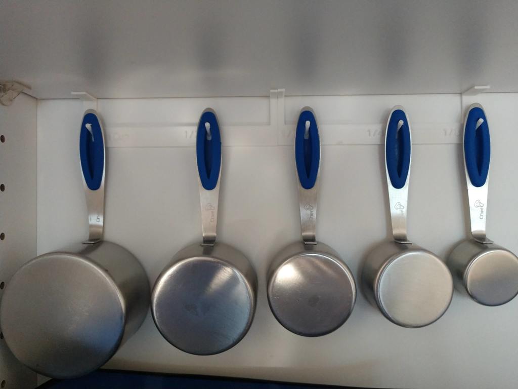 Soporte para taza medidora y cuchara para estante de armario