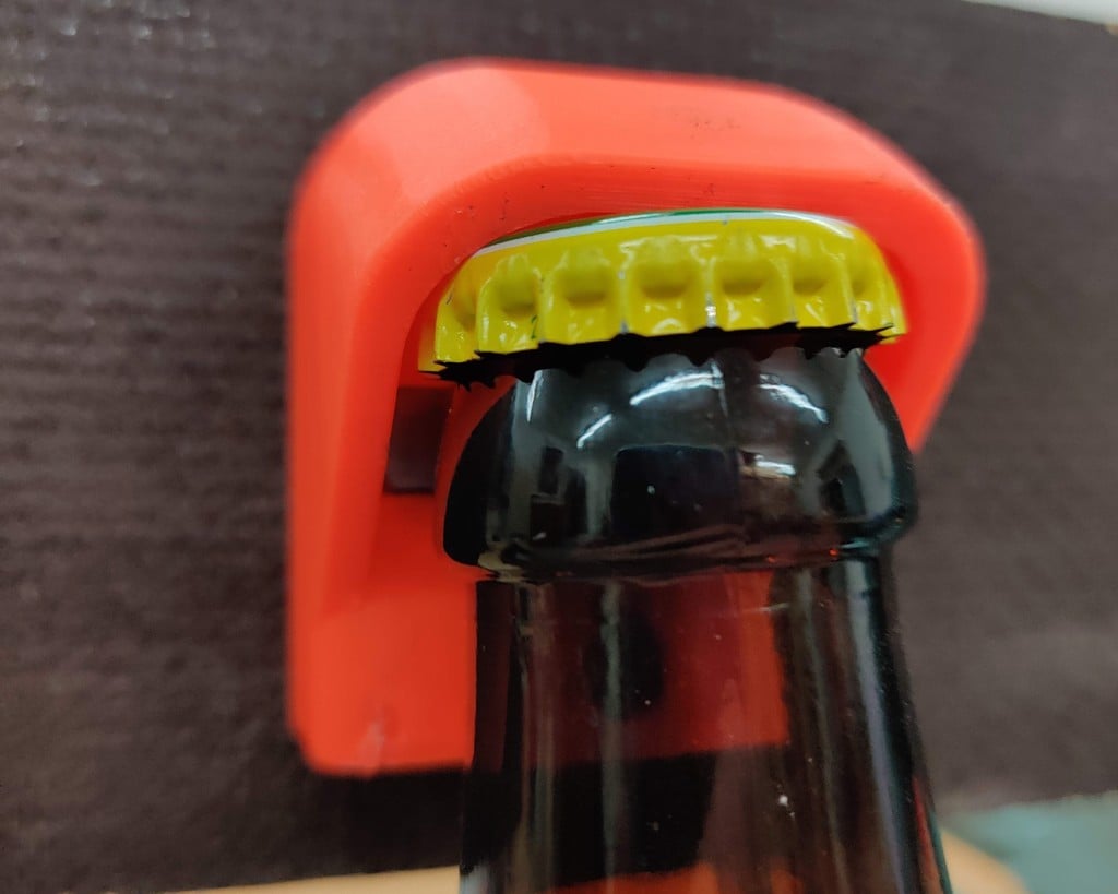 Abridor de botellas de pared con inserto de metal
