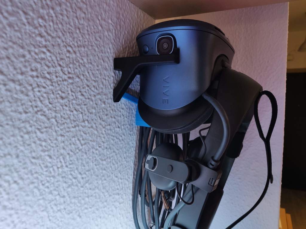 Montaje en pared minimalista HTC Vive COSMOS con gestión de cables