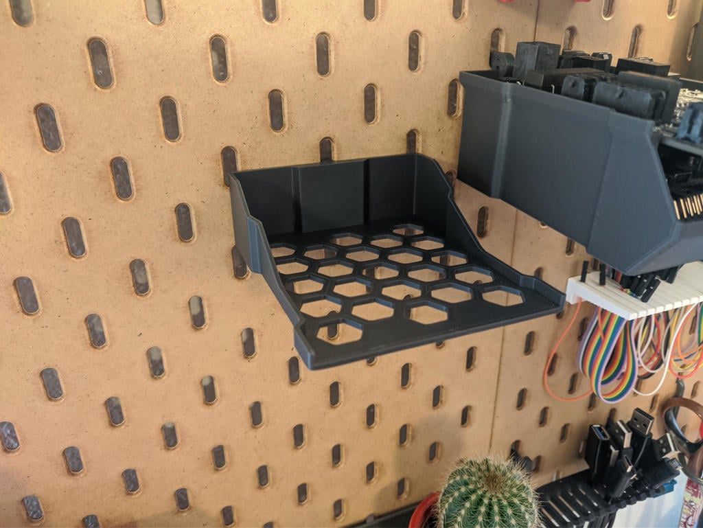 Estante Skadis de IKEA para caja apilable