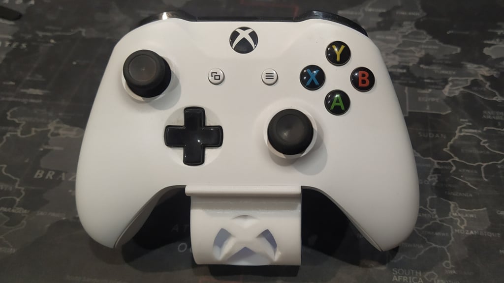 Elegante soporte para mando de Xbox One con soporte para batería integrado