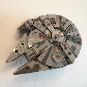 Soporte de pared minimalista para el set LEGO® Star Wars® Millenium Falcon® #75257