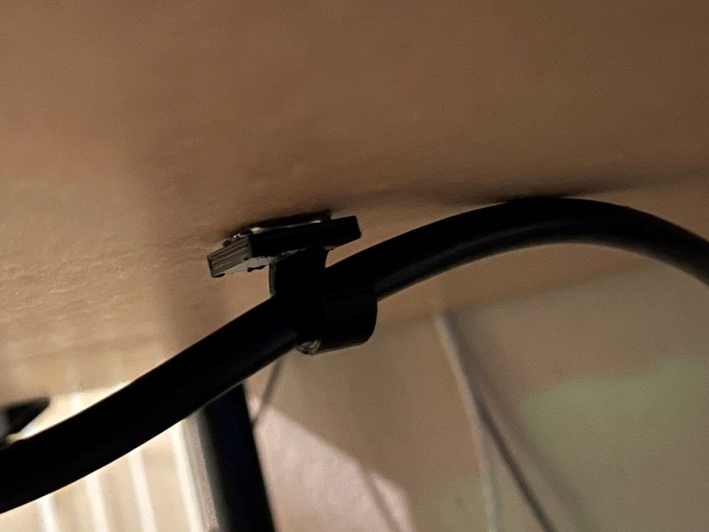 Gancho para cables bajo el escritorio - Soporte de cables para una gestión eficaz de cables