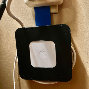 Soporte para cargador de MacBook y organizador de cables para toma de corriente de pared