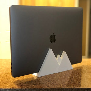 Soporte vertical para MacBook Pro – 15 pulgadas (2018) con diseño de montaña