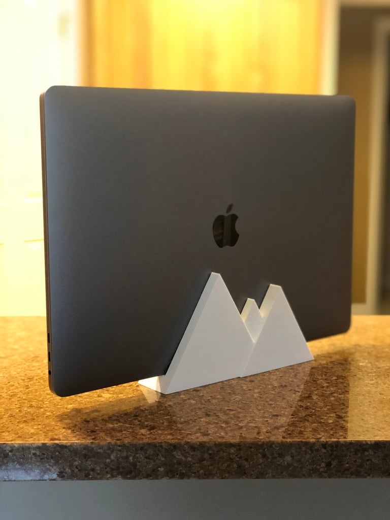 Soporte vertical para MacBook Pro – 15 pulgadas (2018) con diseño de montaña