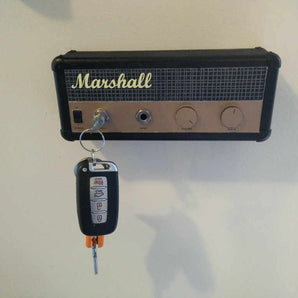 Llavero de pared con diseño de amplificador de guitarra