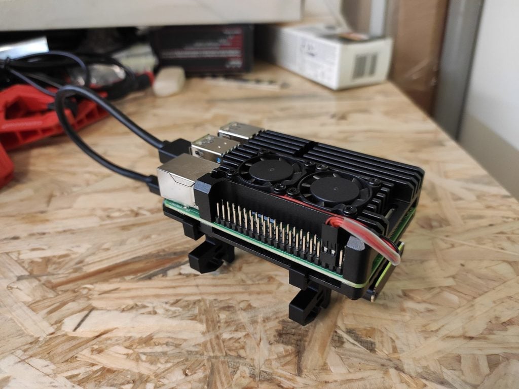 Soporte de carril DIN para Raspberry Pi 4 con Armor Case