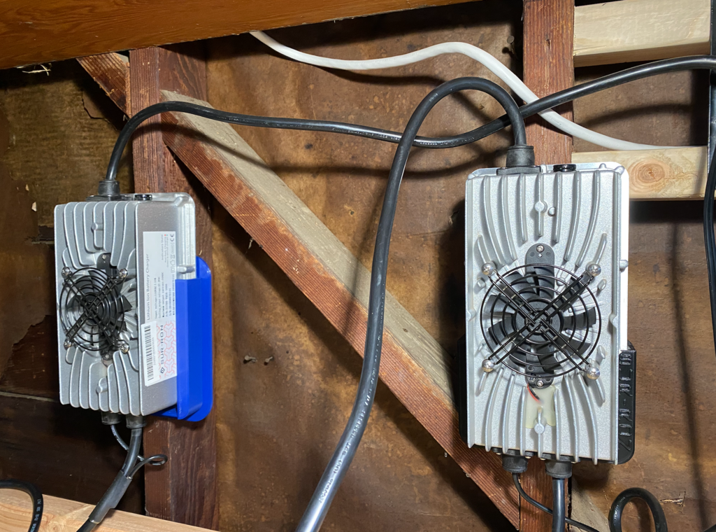 Montaje de cargador Sur-Ron (cable negro) con soporte de enchufe opcional