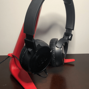 Soporte para auriculares con práctico clip para cable