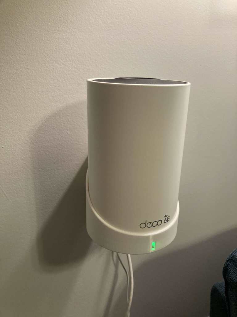 Montaje en pared para los sistemas Wi-Fi TP-Link Deco AXE5300, AXE5400 y XE75