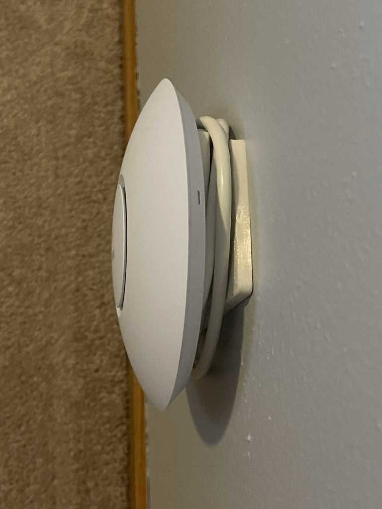 Punto de acceso Ubiquiti Unifi AC Lite para placa de pared con Keystone