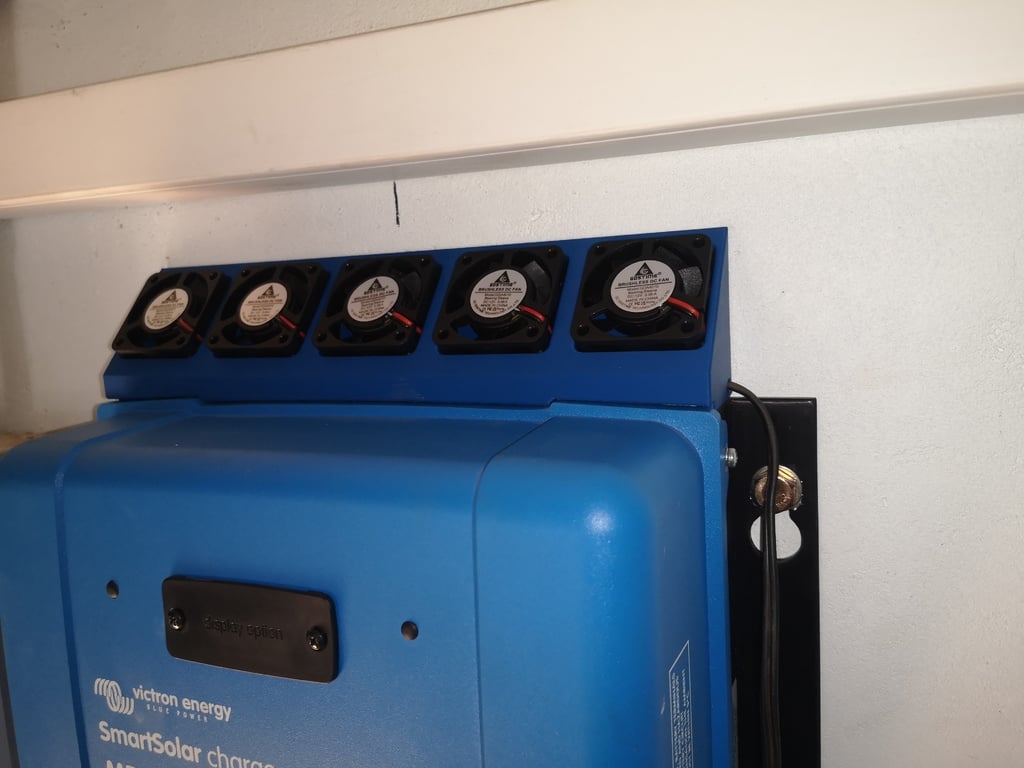 Cubierta de refrigeración para Victron 250/100 MPPT con espacio para cinco ventiladores de 30 mm