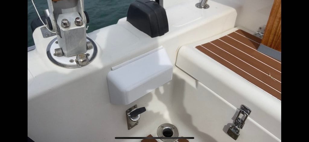 Cubierta con bisagra para panel en motor de barco