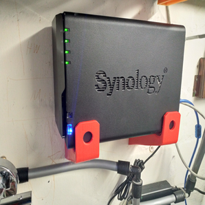 Soporte de pared para modelos Synology DS218 NAS (2 piezas)