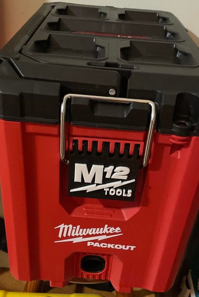 Cerradura Milwaukee Packout con logotipo M12 para caja de herramientas compacta