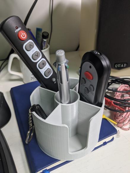 Organizador elegante para mandos a distancia y bolígrafos