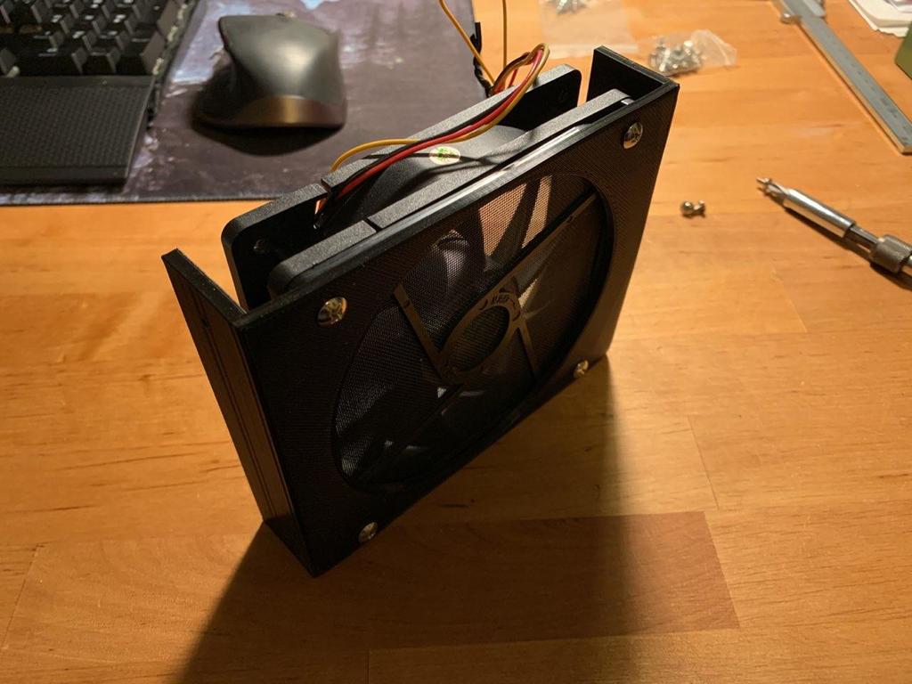Montaje de ventilador para bahías de unidades de 5,25 pulgadas y 120 mm