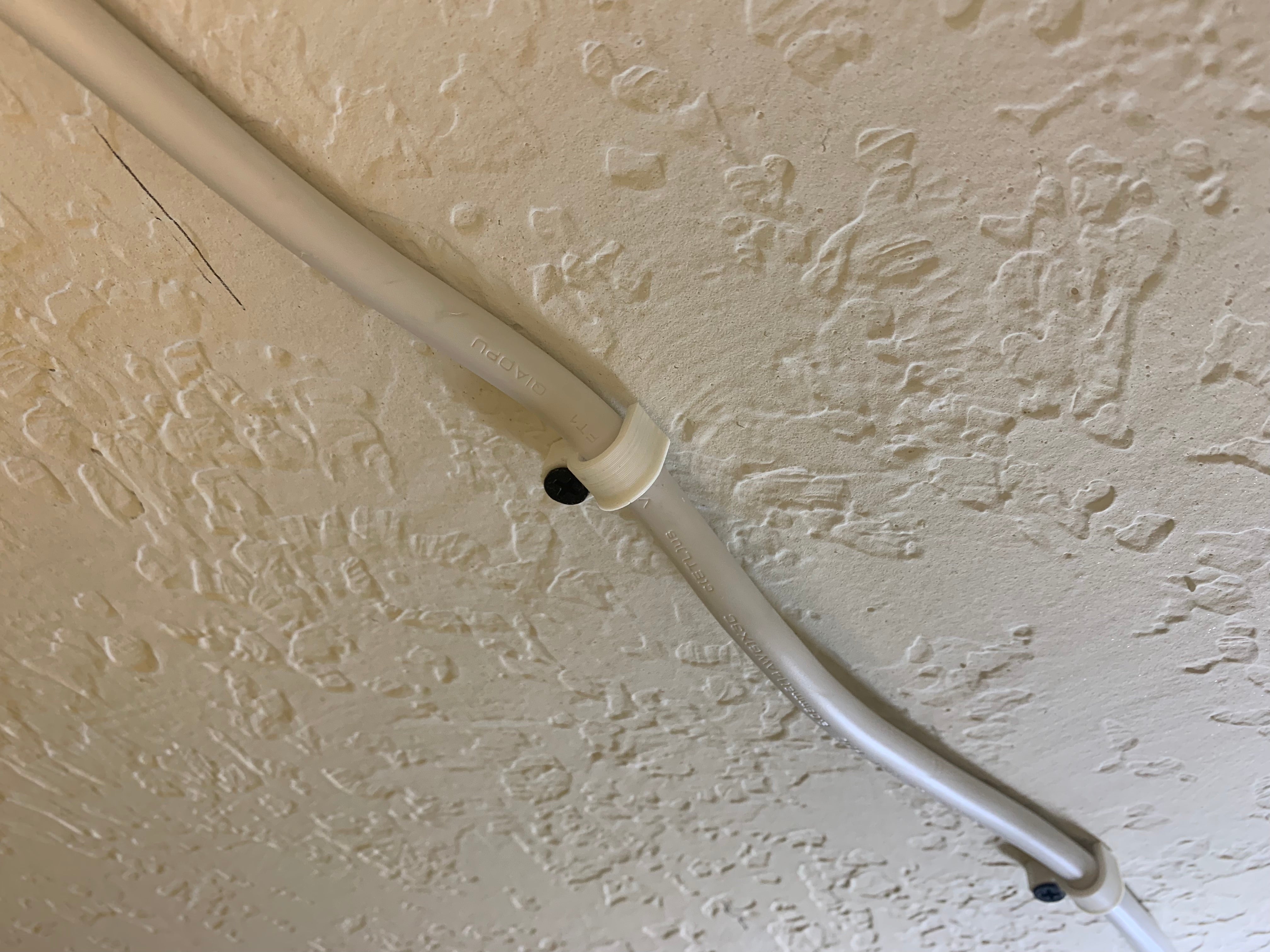 Clip de cable a tornillo para organización de cables (9 mm o menos)