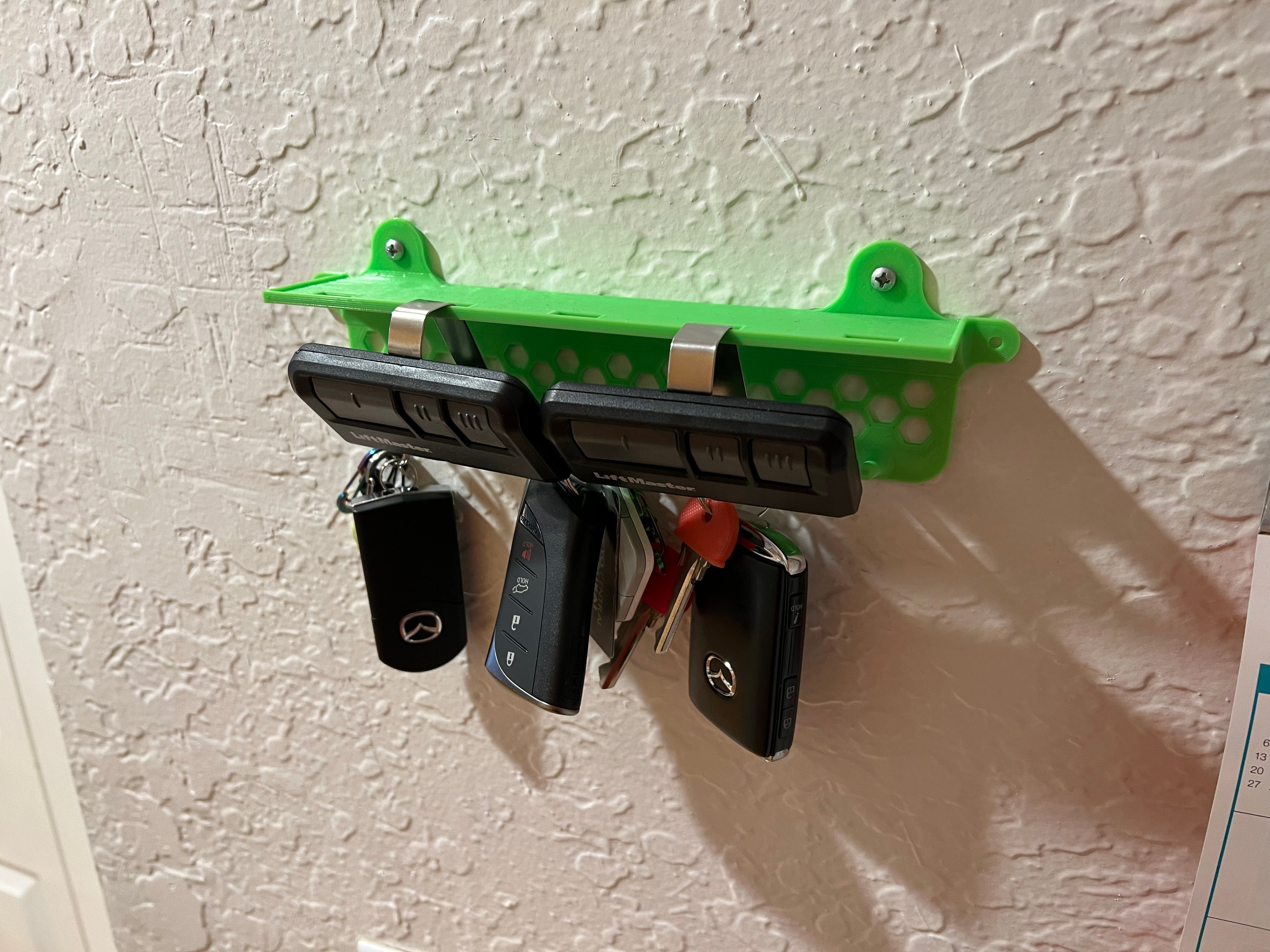 Llavero de pared con práctica estantería