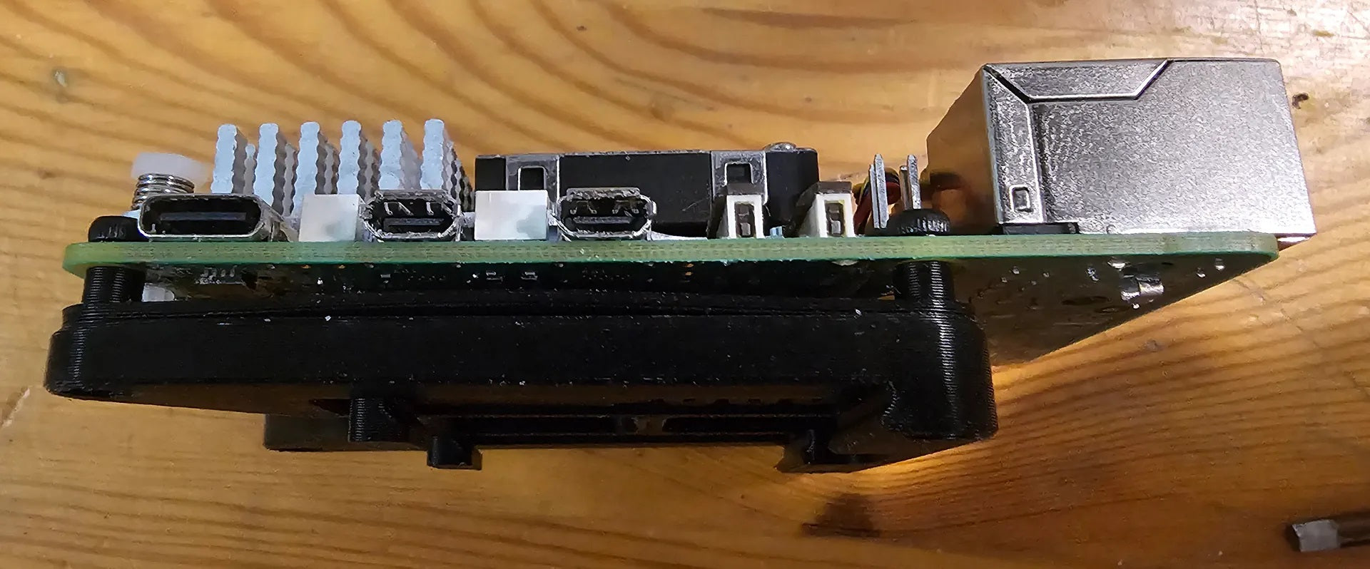Montaje offset DIN de perfil bajo para Raspberry Pi 3B, 4 y 5