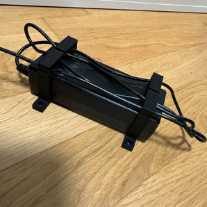 Soporte paramétrico para adaptador de corriente con abrazadera para cables