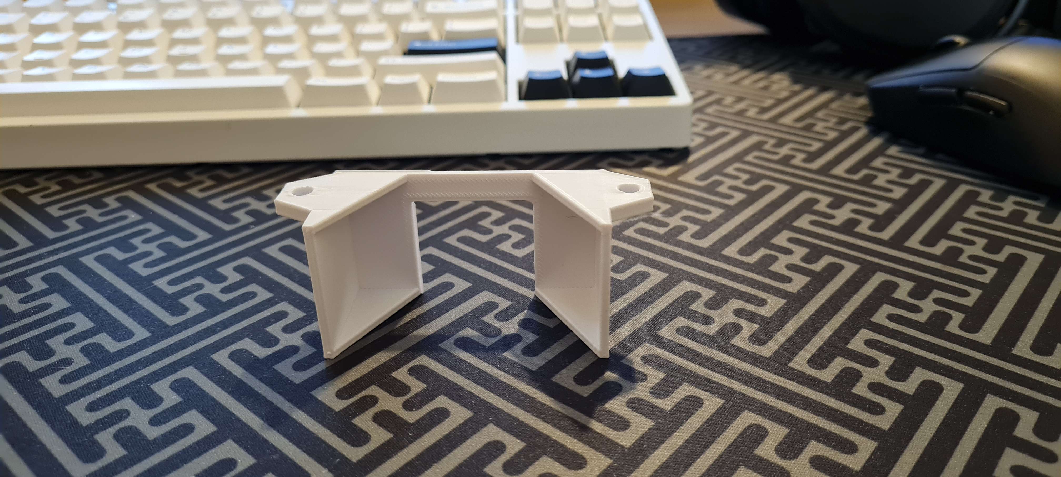 Soporte de regleta eficaz para montaje debajo del escritorio