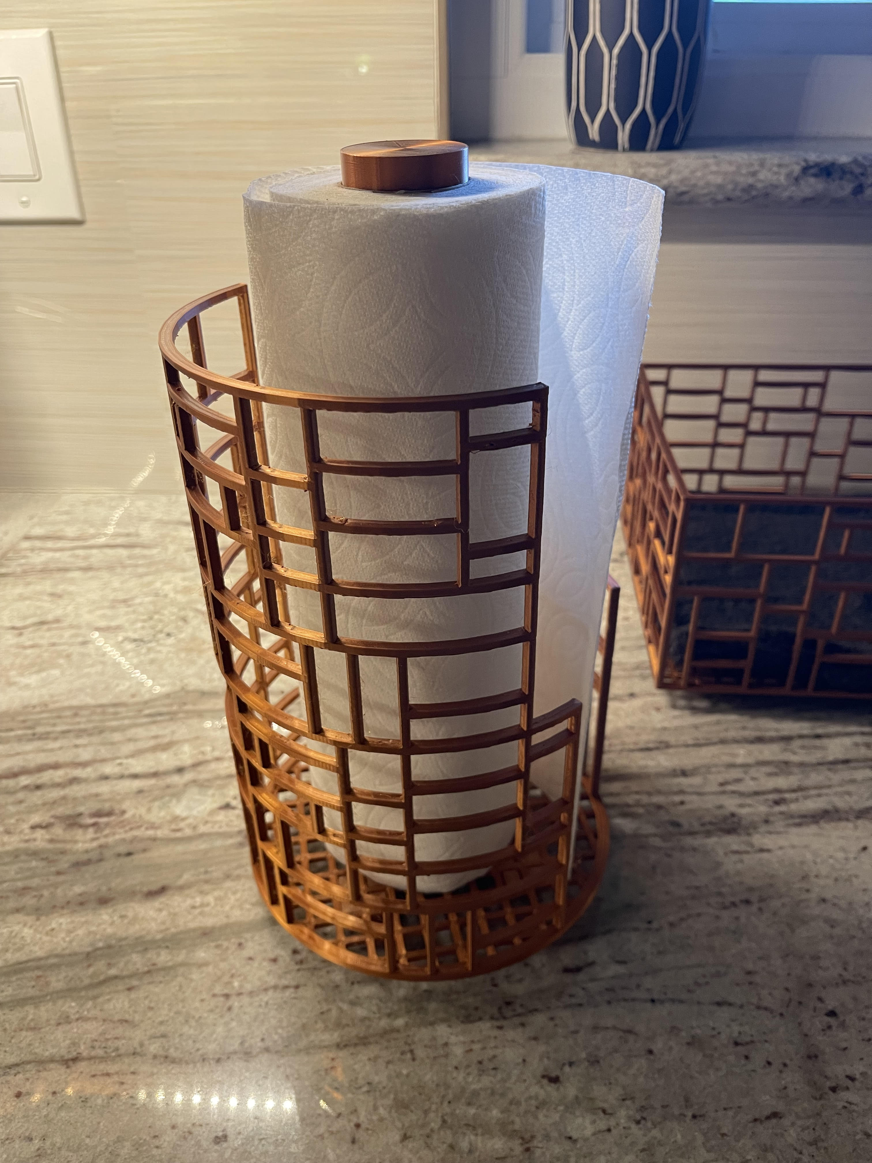 Soporte para rollo de cocina inspirado en el art déco