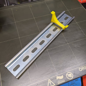 Soporte flexible para destornilladores/herramientas para carril DIN (V2)