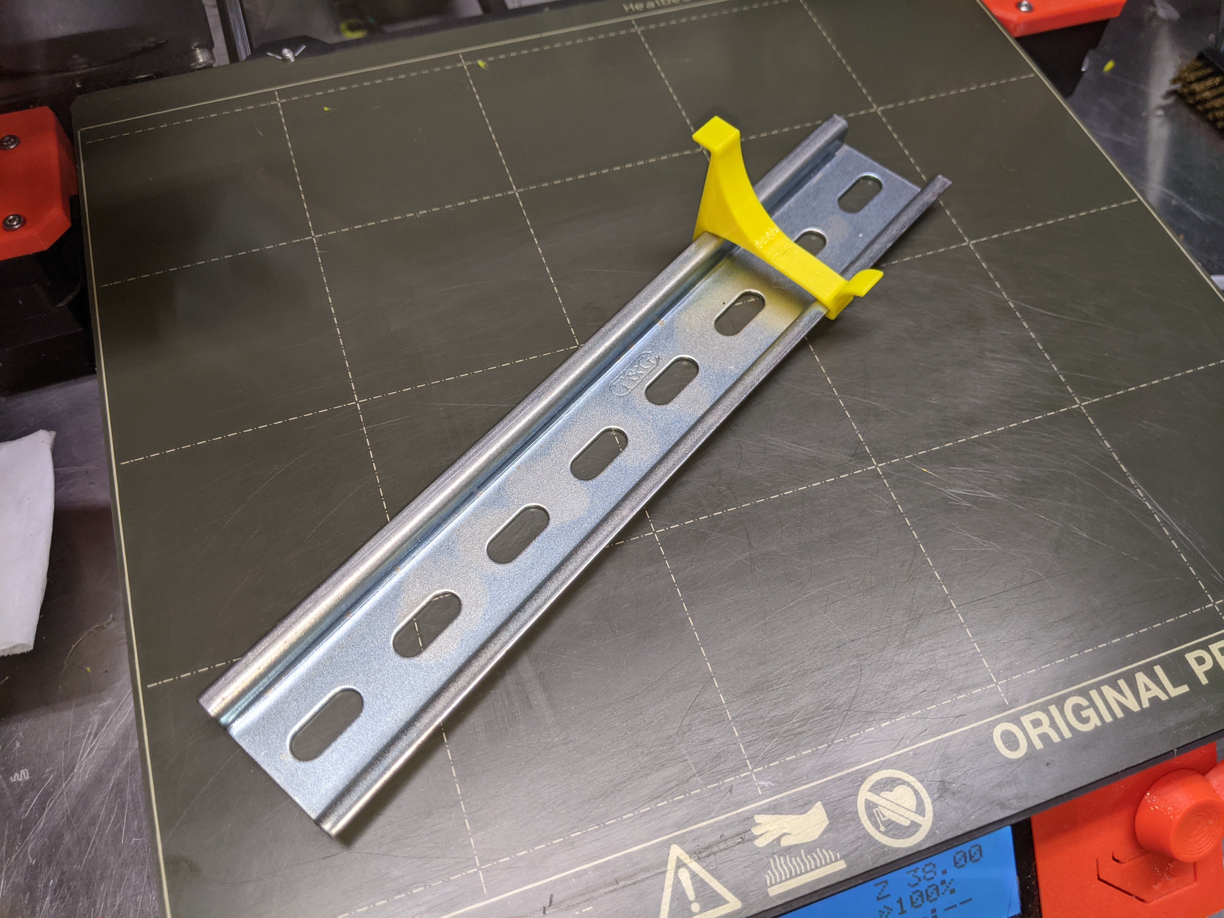 Soporte flexible para destornilladores/herramientas para carril DIN (V2)