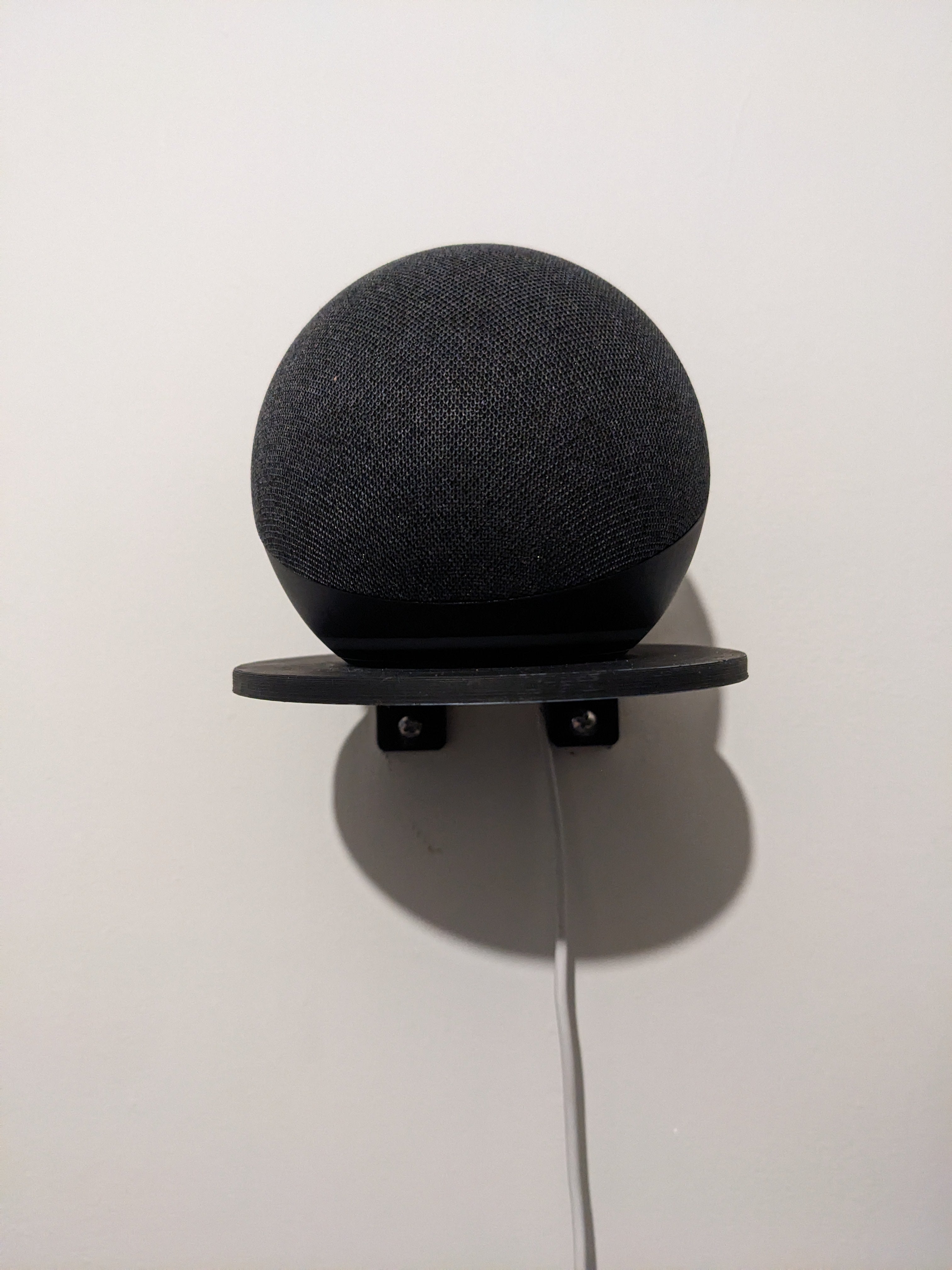 Estante de pared versátil con gestión de cables integrada