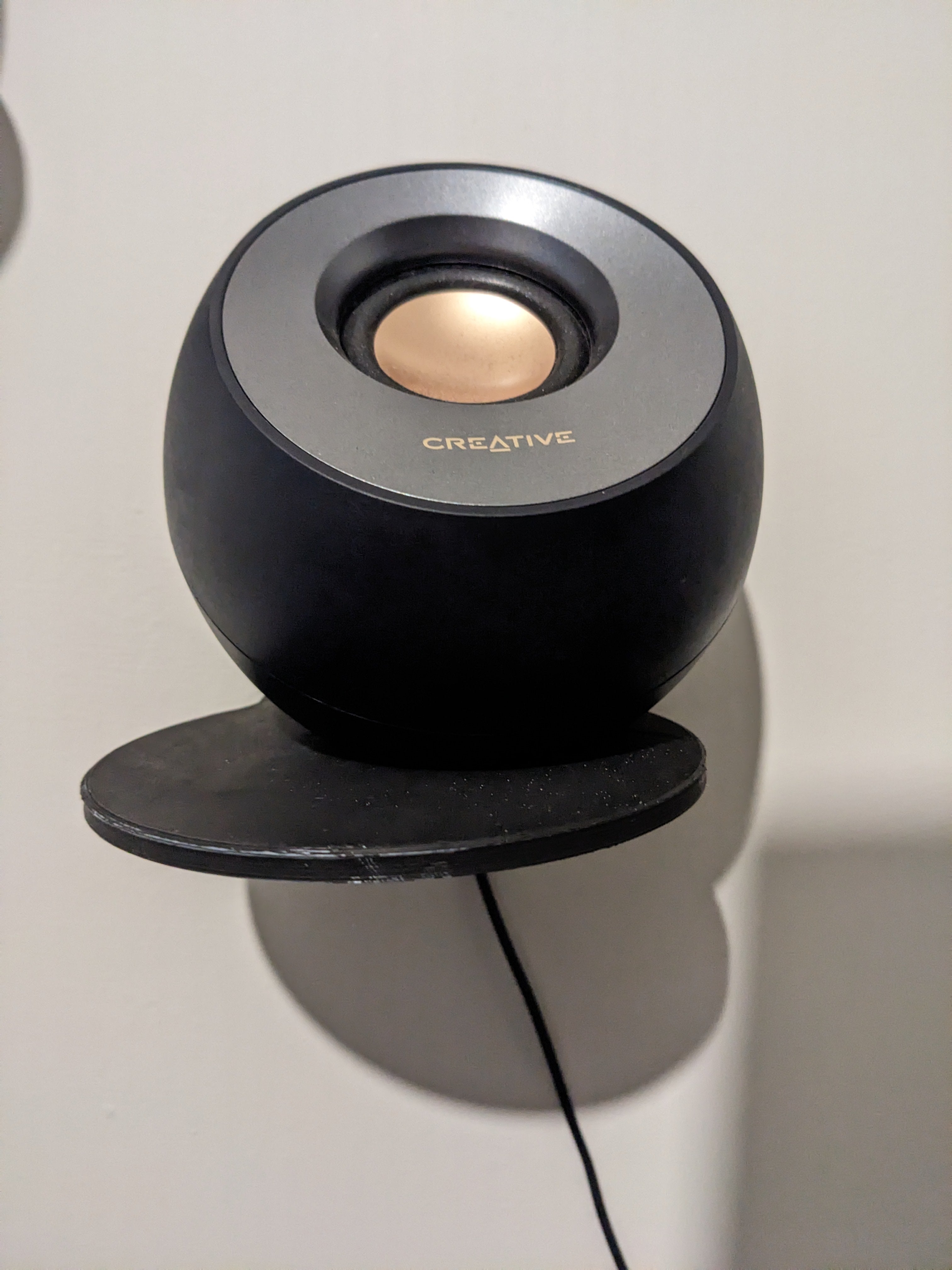Estante de pared versátil con gestión de cables integrada