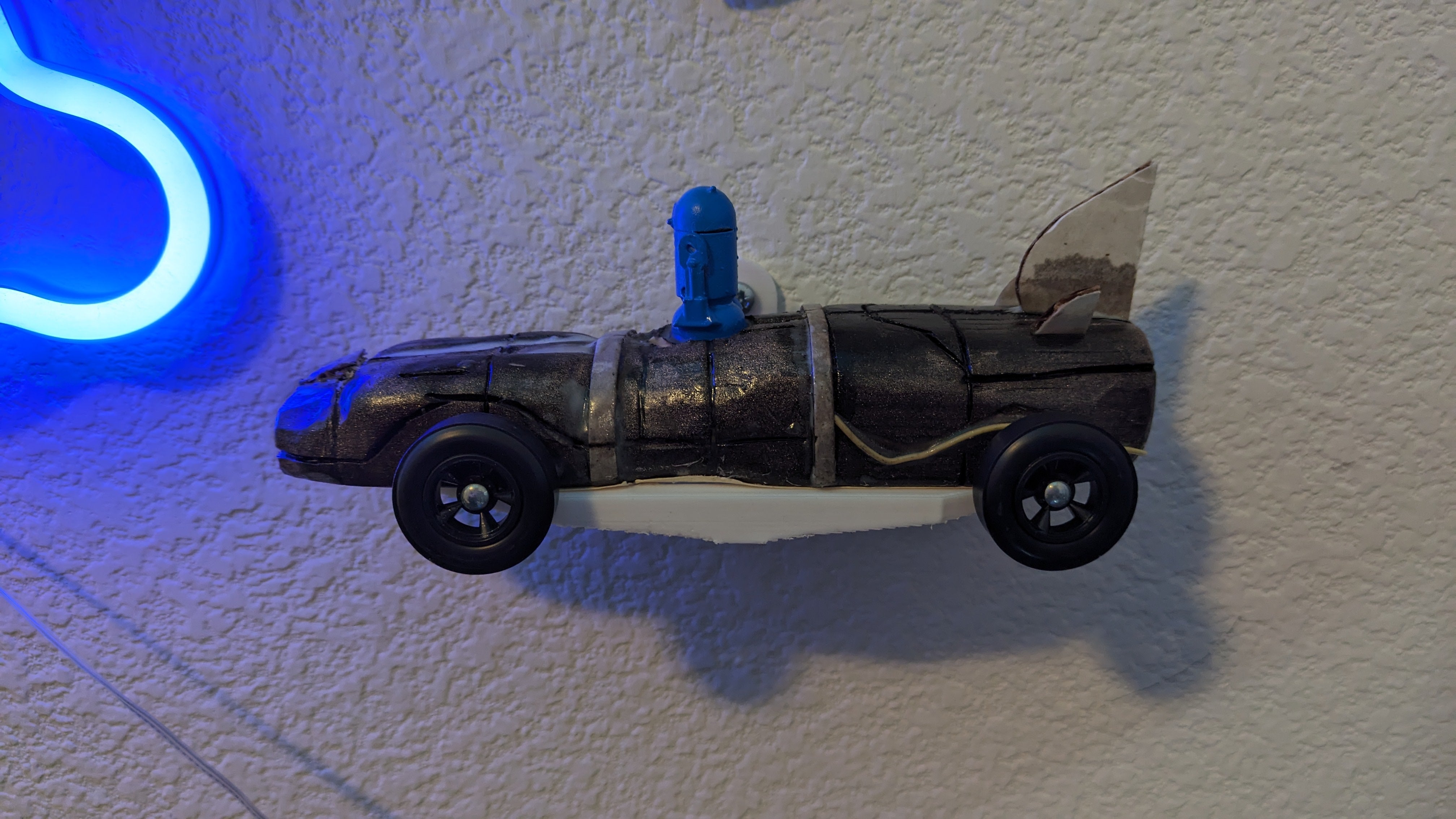 Elegante soporte de exhibición de pared para autos Pinewood Derby