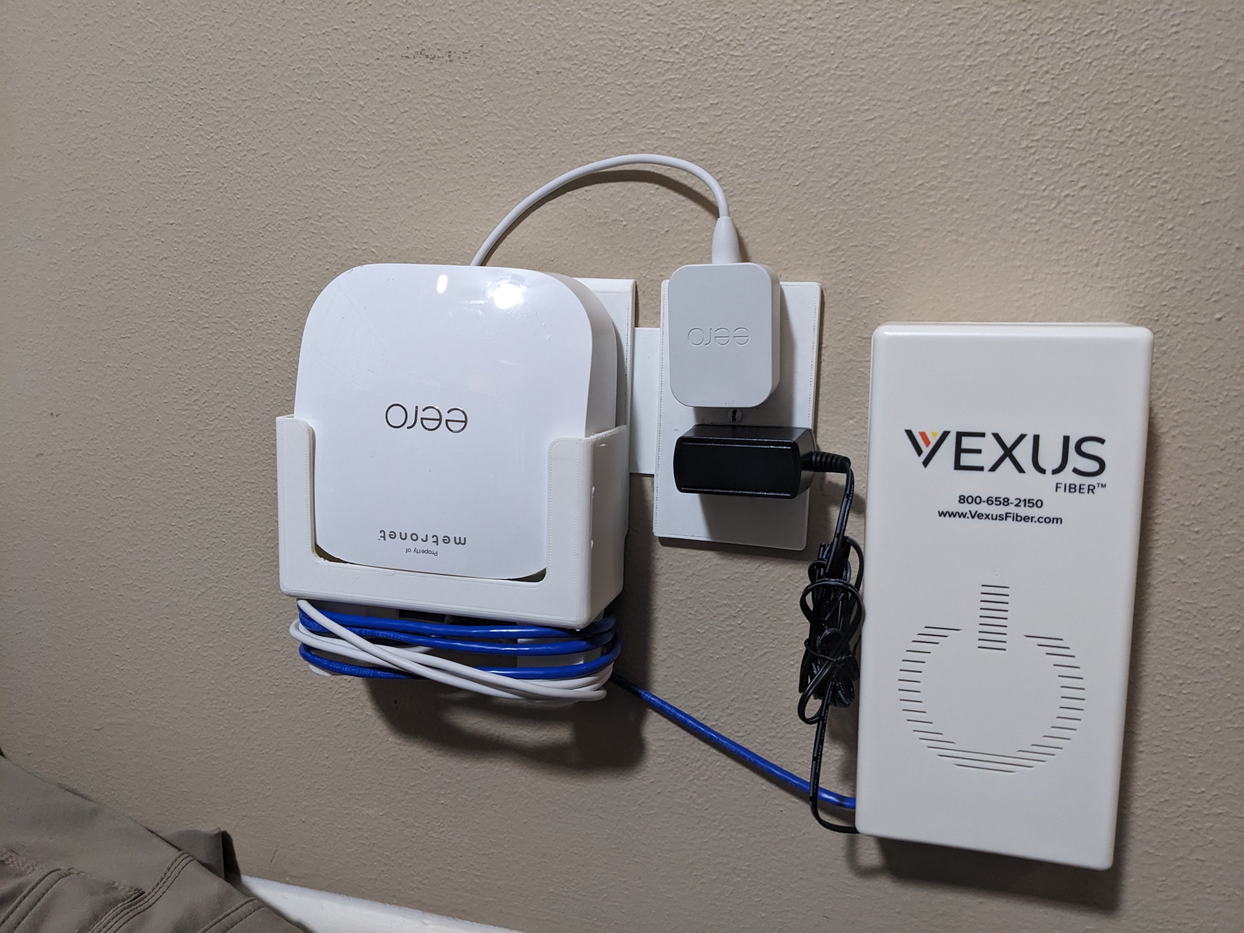 Montaje en pared del Eero Pro 6 con almacenamiento de cables