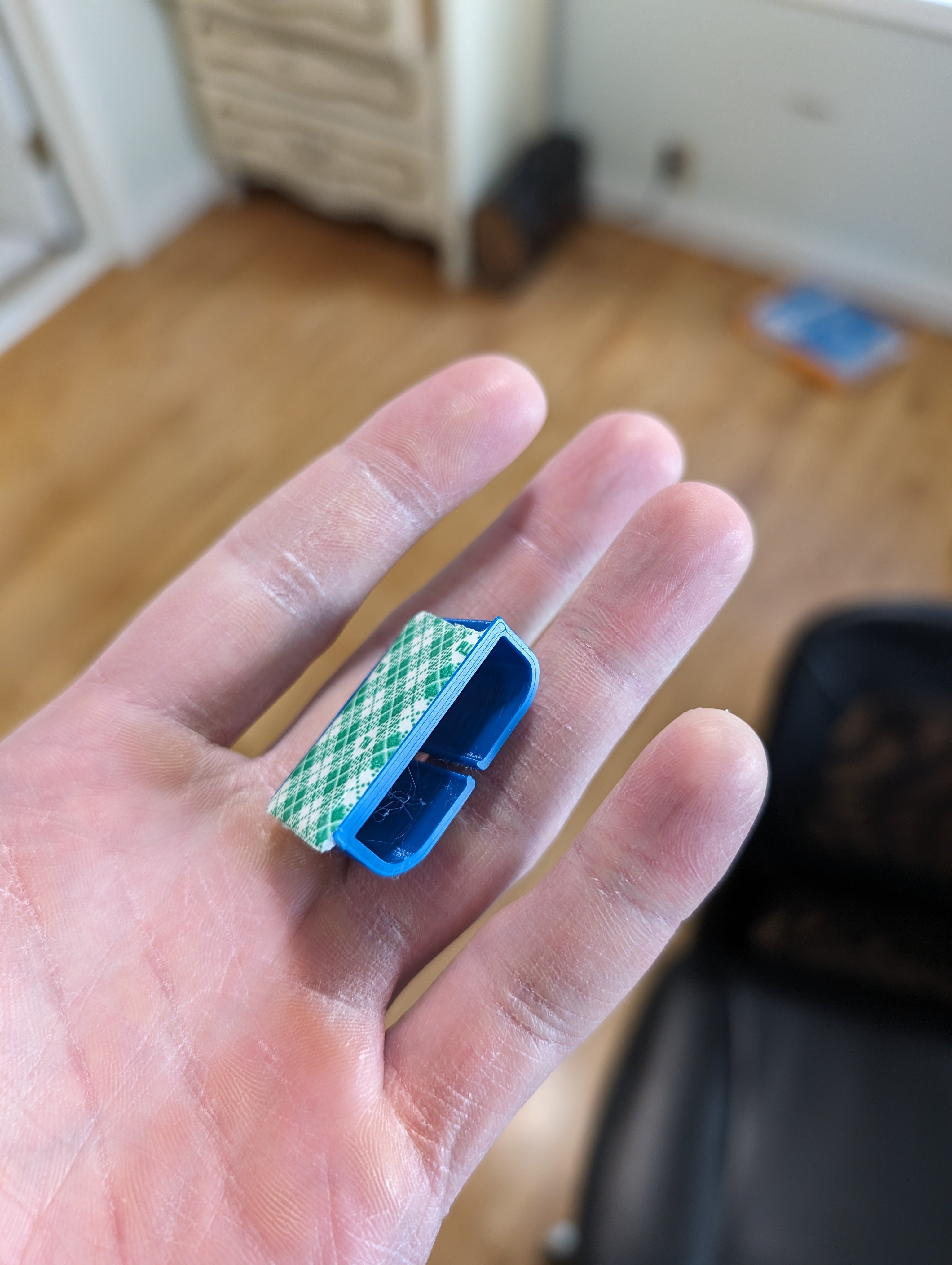 Clips de gestión de cables eficaces para debajo del escritorio