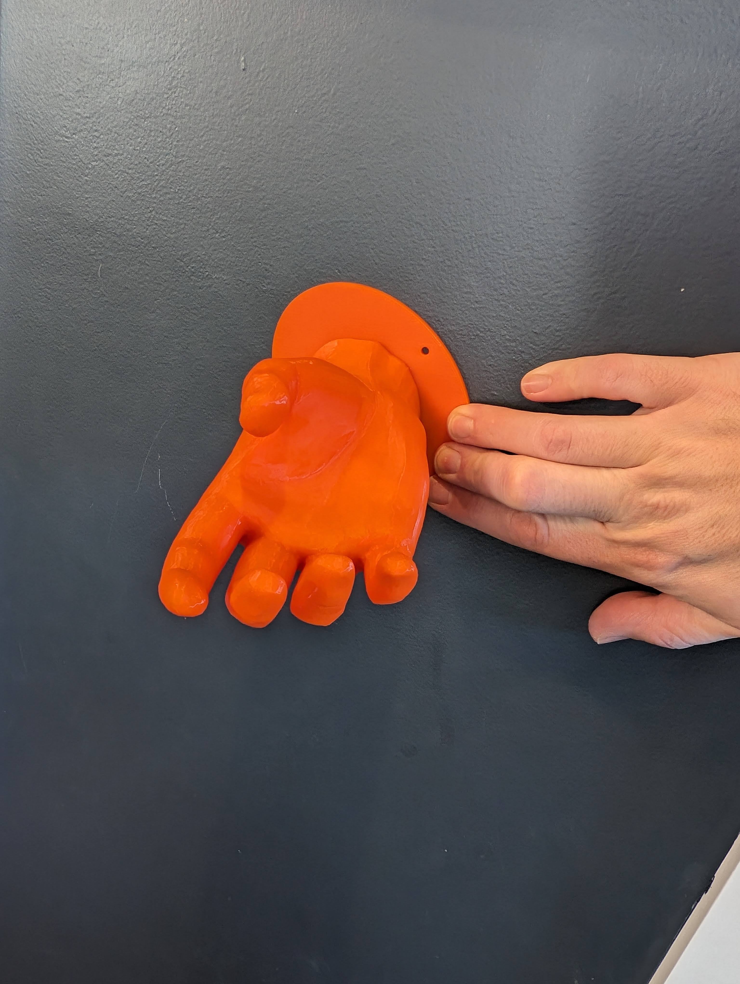 Soporte para auriculares en forma de mano montado en la pared