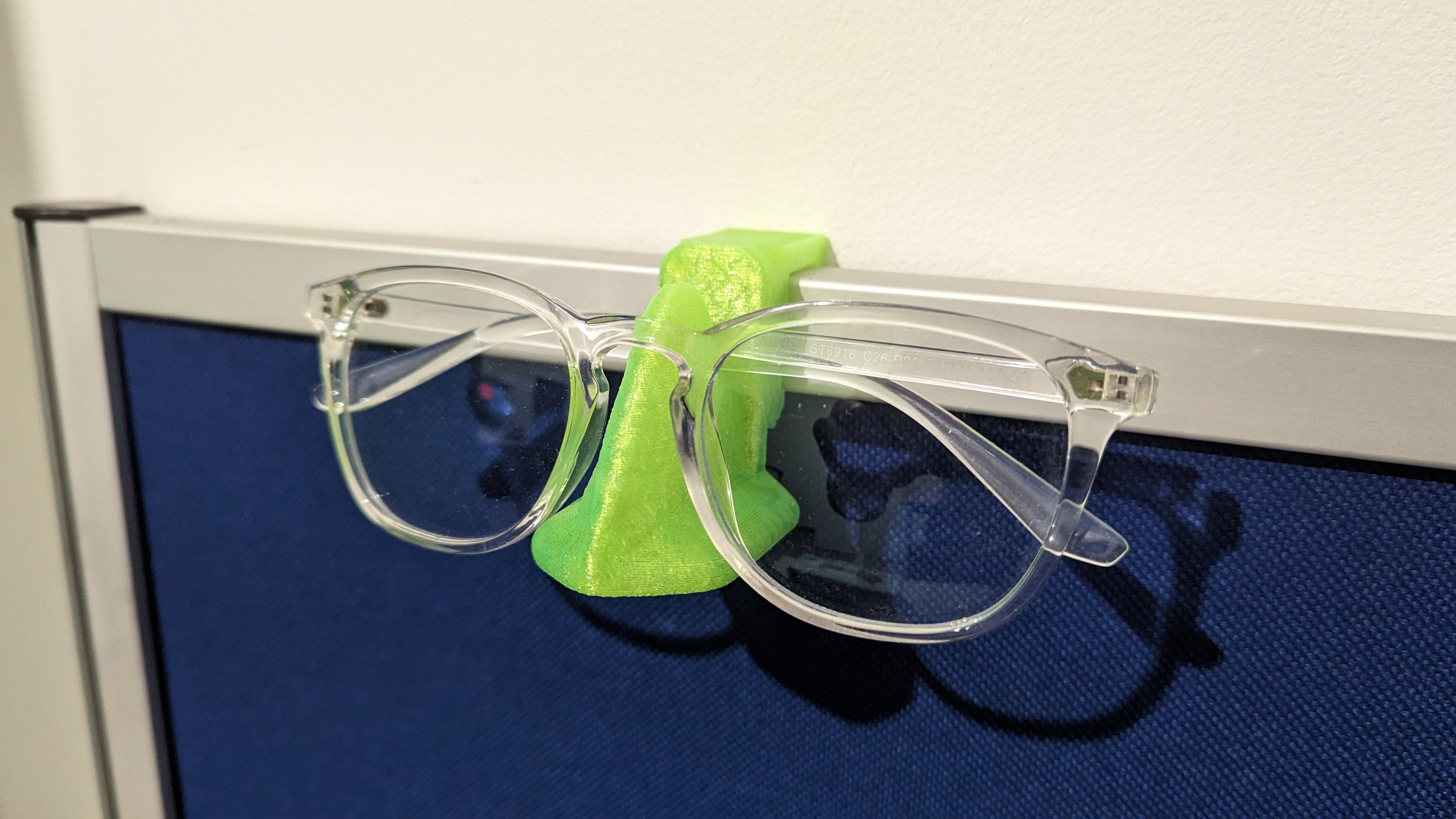 Soporte para gafas con forma de nariz para mampara de escritorio
