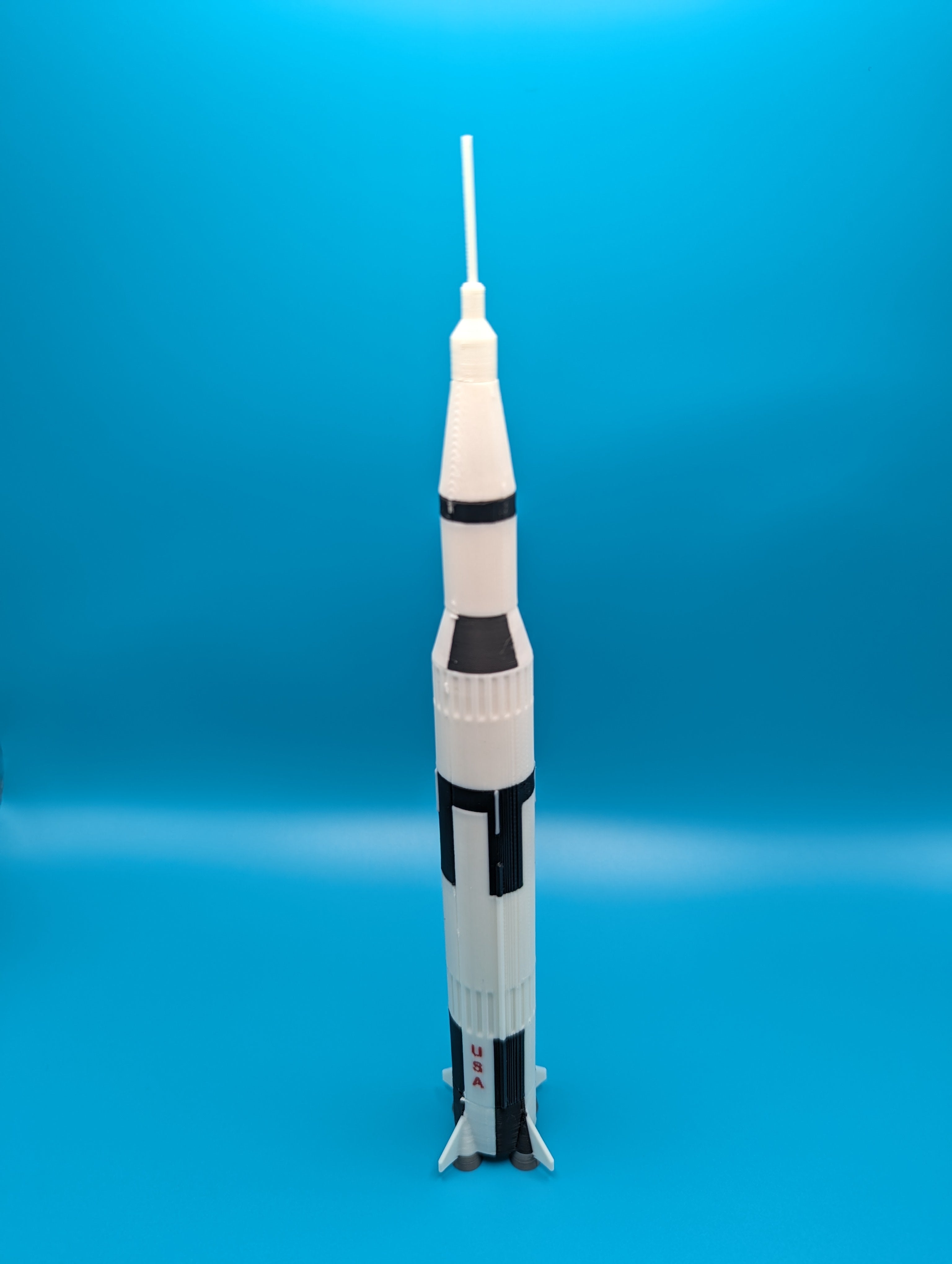 Kit en miniatura del cohete Saturno V de la NASA