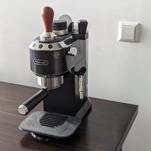 Cubierta de bandeja para tazas DeLonghi Dedica y soporte para herramienta de 51 mm (EC680/EC685)