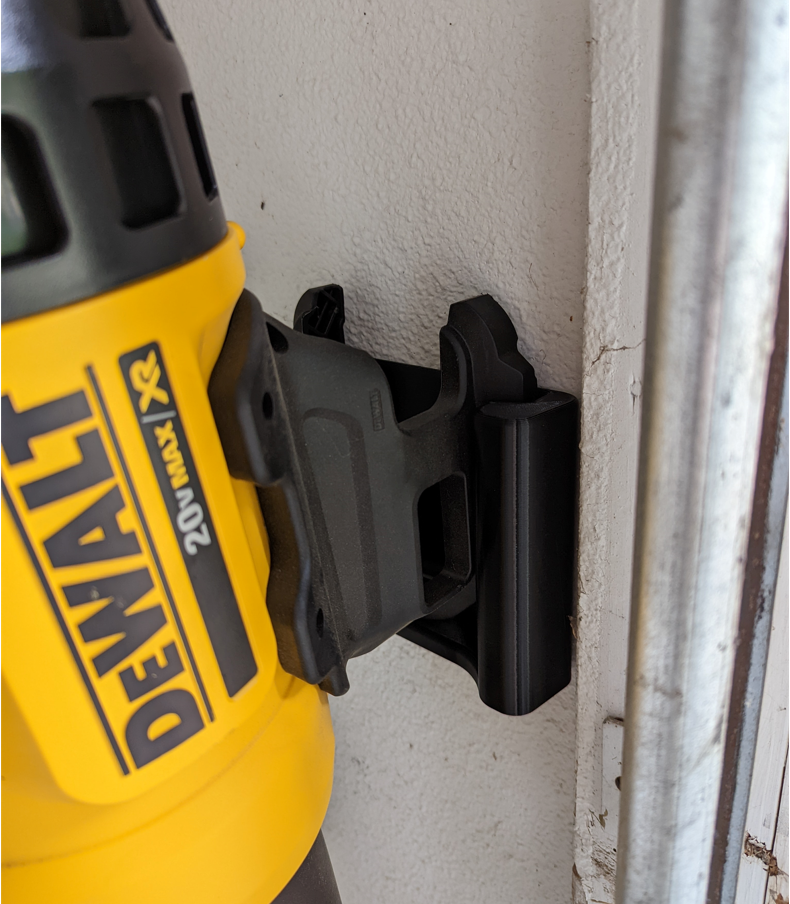 Montaje en pared robusto para soplador de hojas DeWalt: optimice su taller