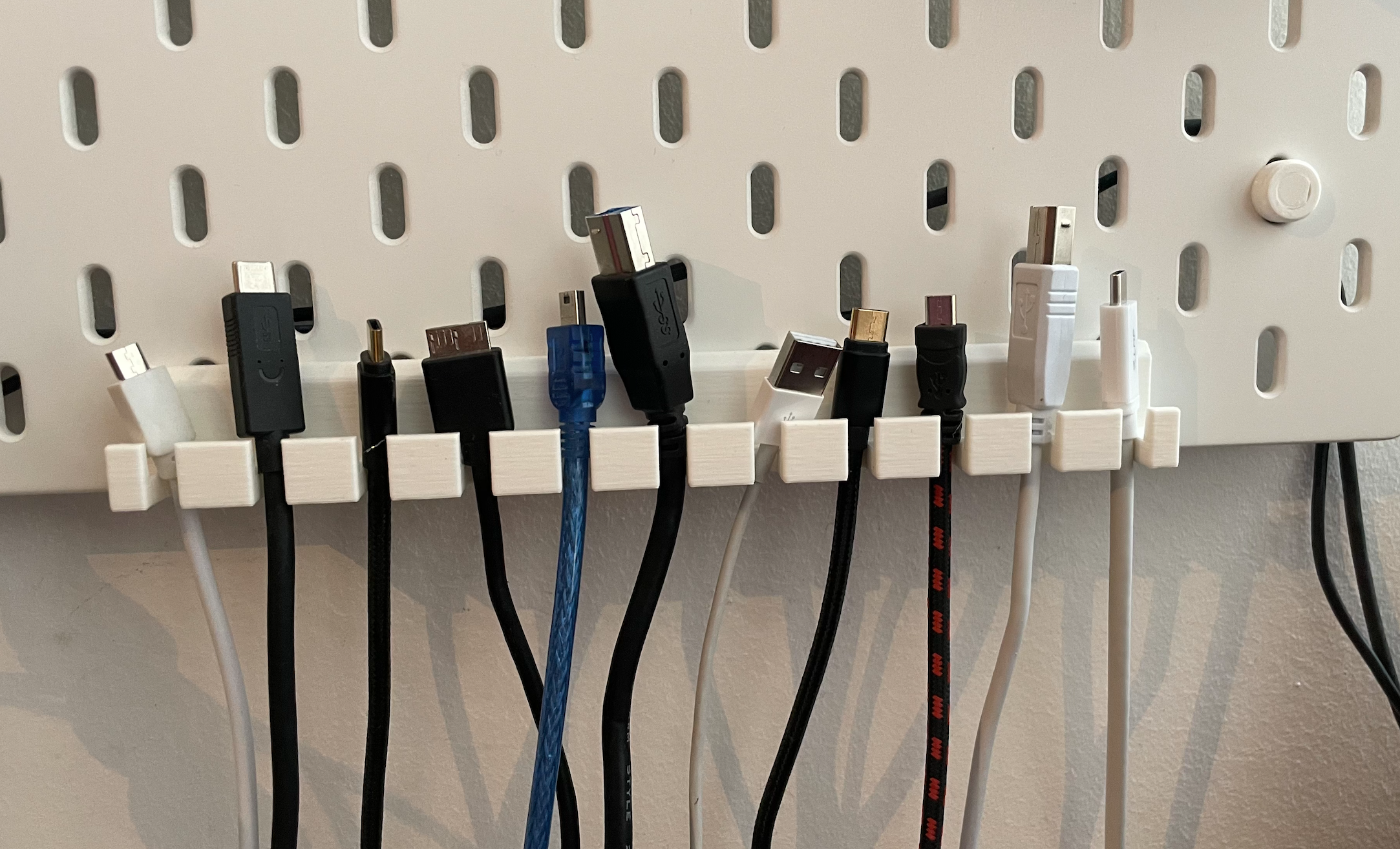 Soporte para cable USB Skadis