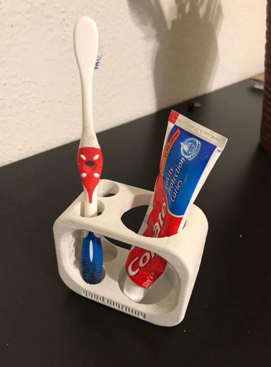 Soporte para dos cepillos de dientes y pasta dentífrica