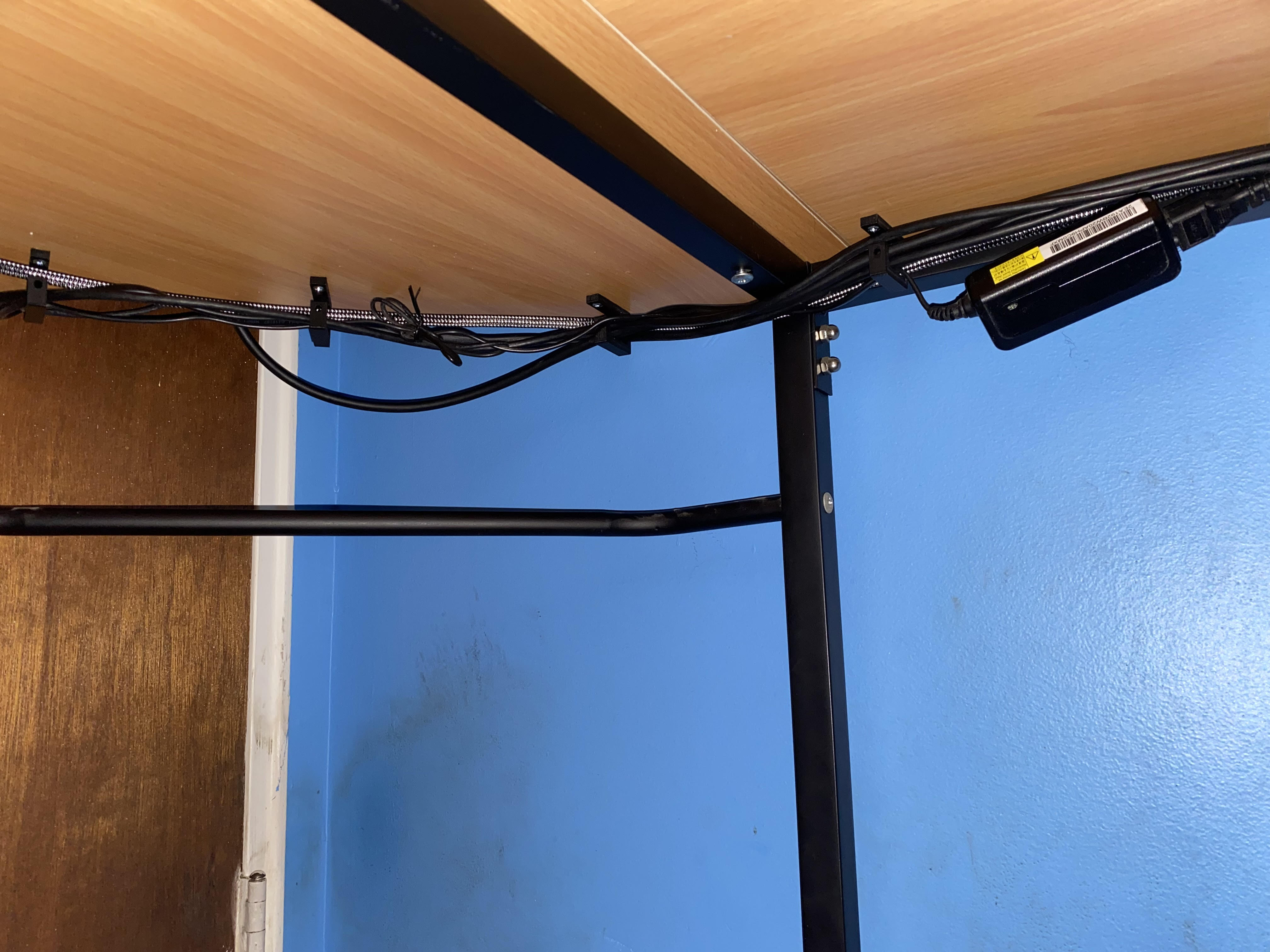 Gancho para cables para la gestión de cables debajo del escritorio