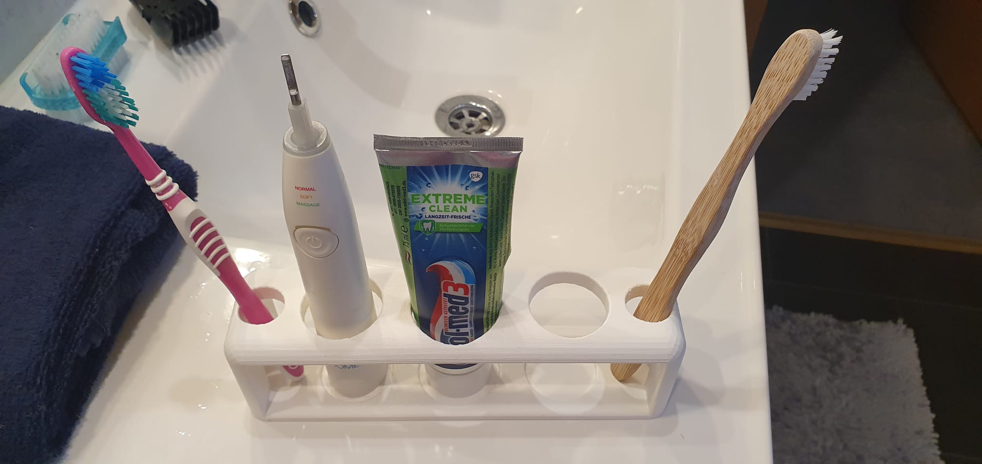 Portacepillos para 2 cepillos normales y 2 eléctricos con espacio para pasta de dientes