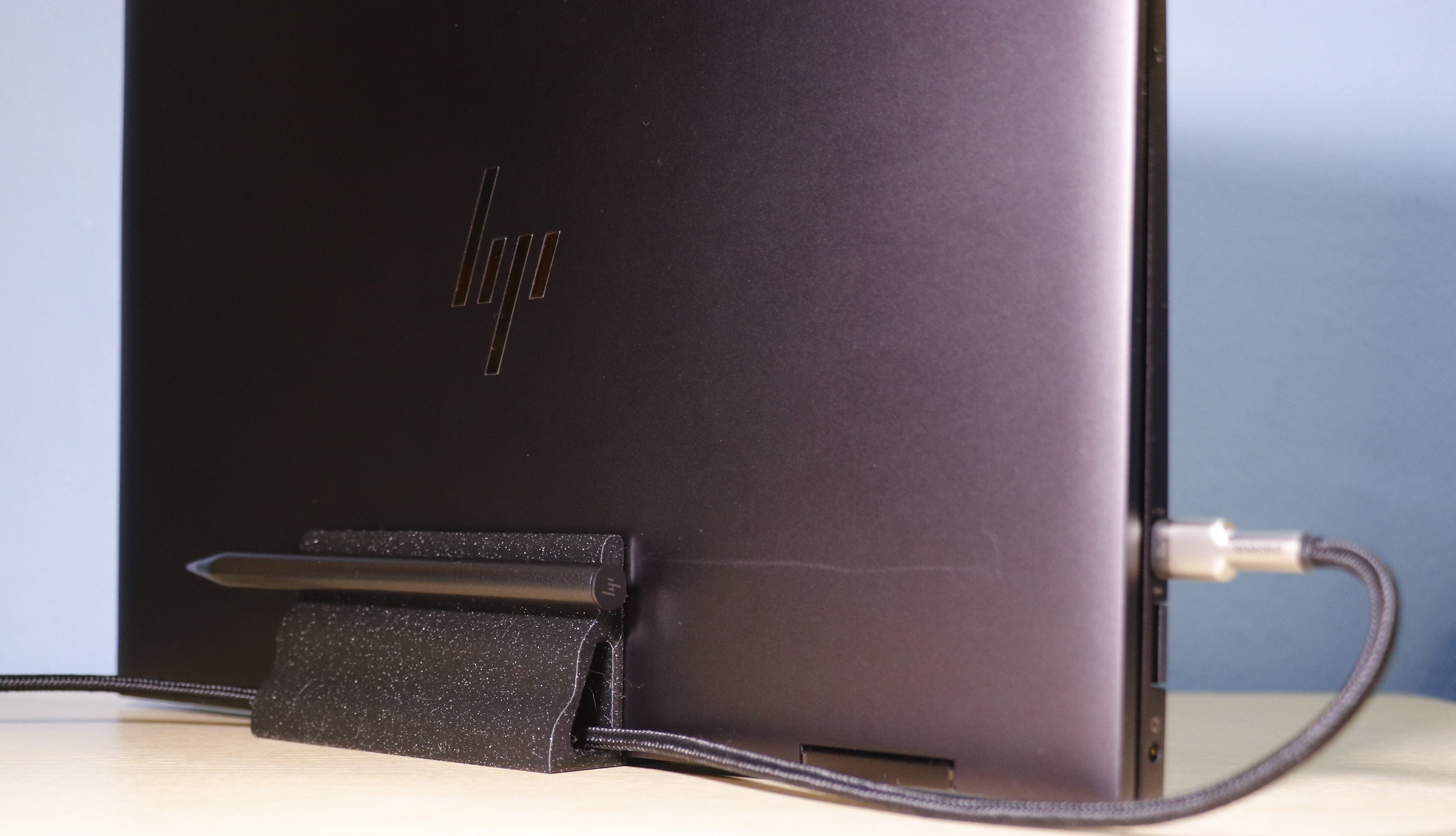 Soporte para portátil HP Envy x360 13/15 con soporte magnético para bolígrafo