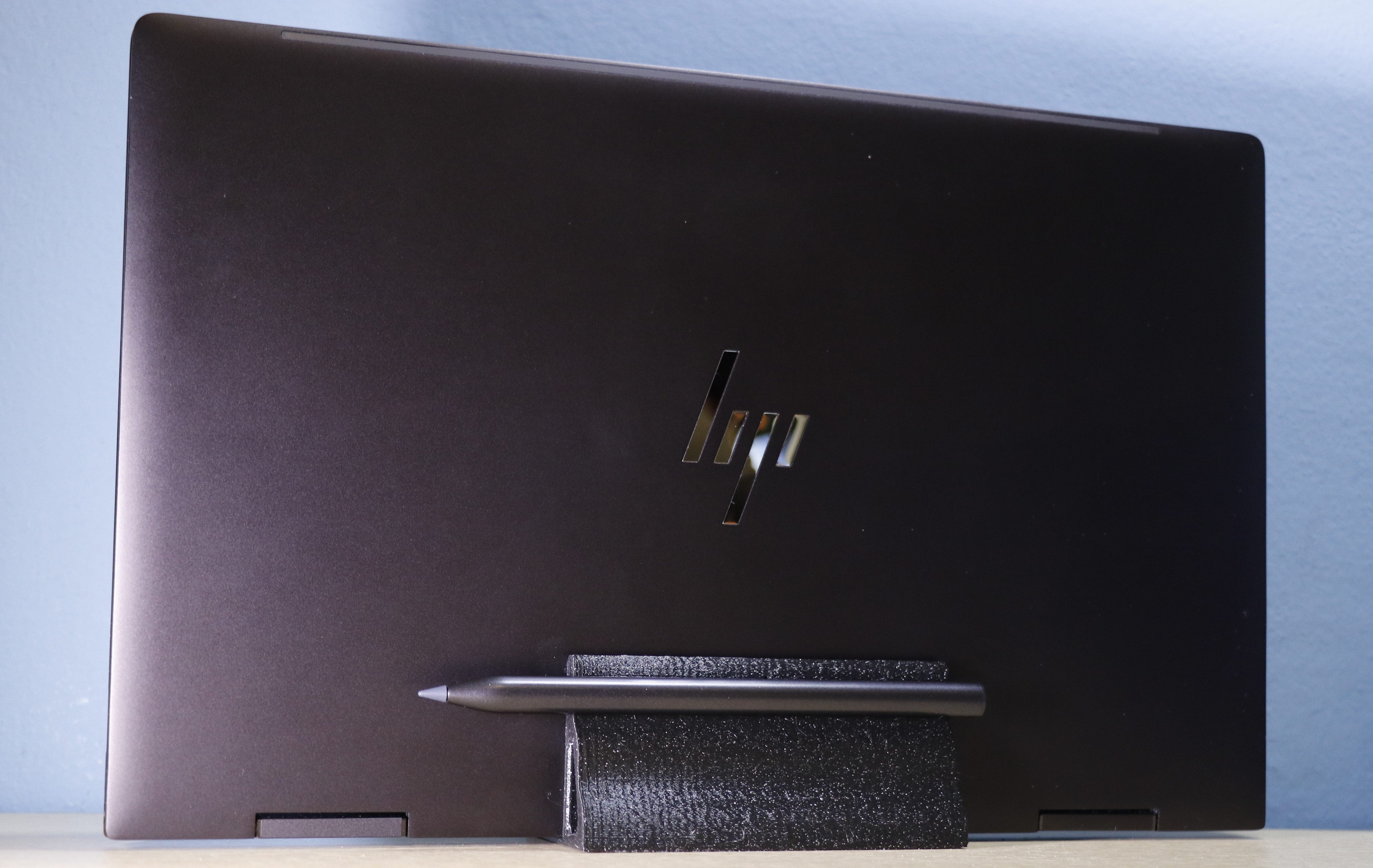 Soporte para portátil HP Envy x360 13/15 con soporte magnético para bolígrafo