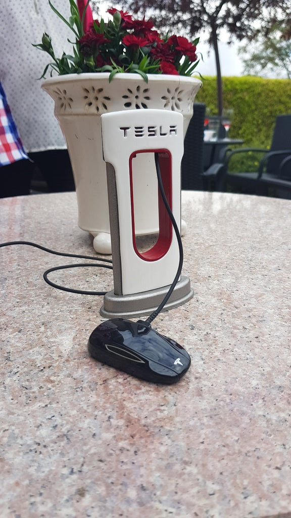 Cargador Tesla para teléfonos tipo USB-C
