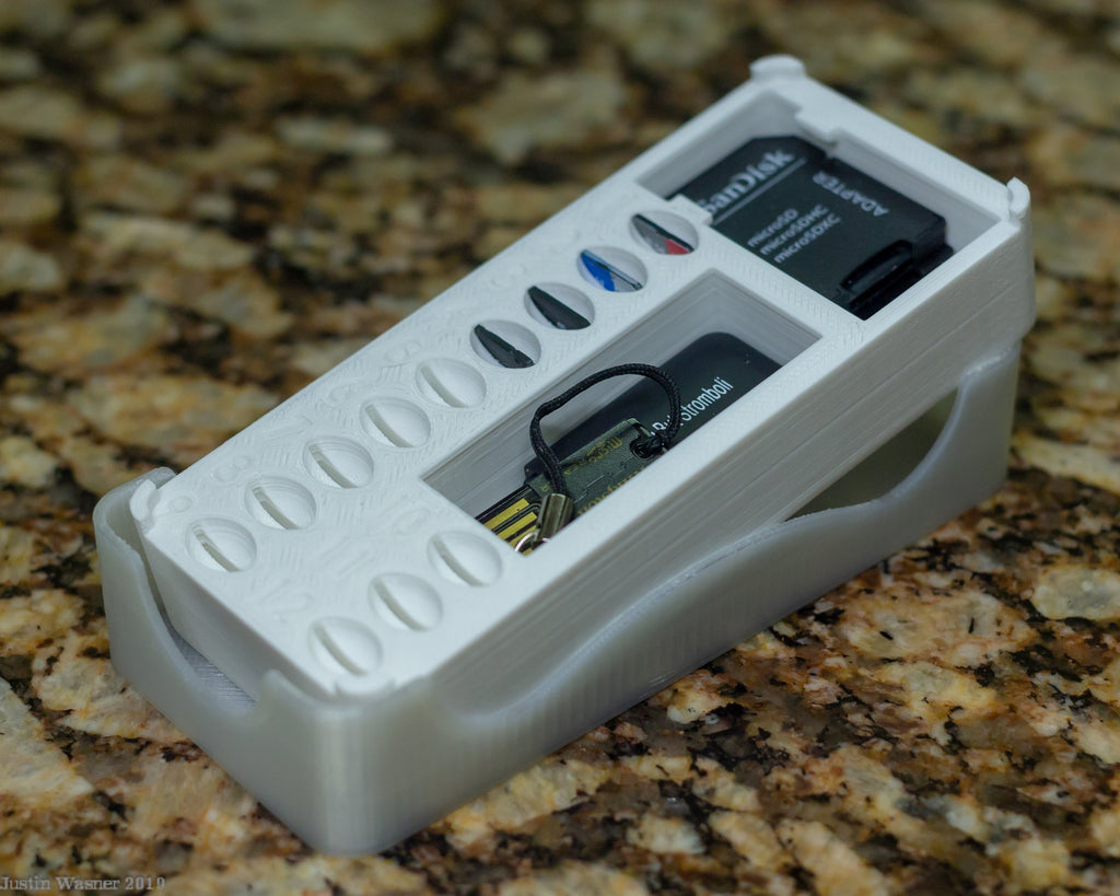 Soporte para tarjetas SD y Micro SD con pequeño compartimento de almacenamiento