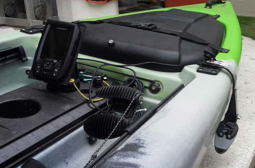 Brazo transductor Garmin 4DV con soporte Scotty para kayaks