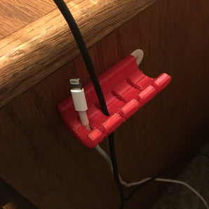 Soporte para cables en el borde de la mesa